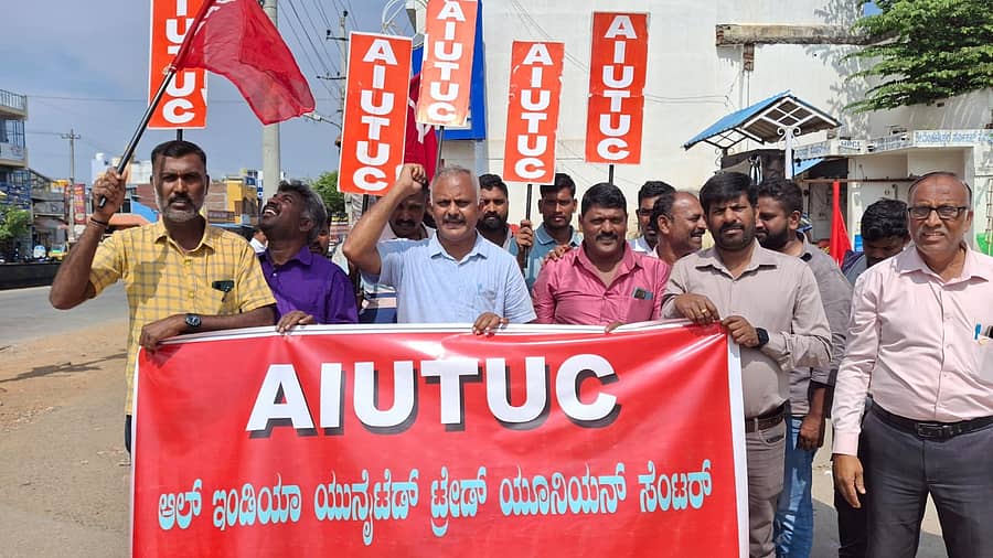 ಕಾರ್ಮಿಕ ವಿರೋಧಿ ಸಂಹಿತೆಗಳ ಜಾರಿ ವಿರೋಧಿಸಿ ಆಲ್ ಇಂಡಿಯಾ ಯುನೈಟೆಡ್ ಟ್ರೇಡ್ ಯೂನಿಯನ್ ಸೆಂಟರ್ ನೇತೃತ್ವದಲ್ಲಿ ಕಾರ್ಮಿಕರು ಬುಧವಾರ ನಗರದಲ್ಲಿ ಪ್ರತಿಭಟನೆ ನಡೆಸಿದರು