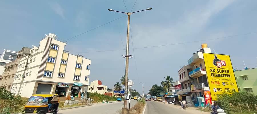 ಕನಕಪುರ ನಗರದ ಜೋಡಿ ರಸ್ತೆಯಲ್ಲಿ ಅಳವಡಿಸಿರುವ ಬೀದಿ ದೀಪಗಳು