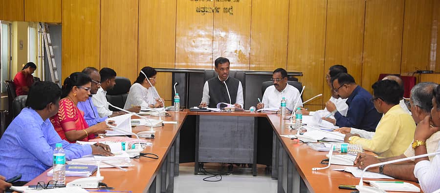 ಚಿತ್ರದುರ್ಗದ ಜಿಲ್ಲಾಧಿಕಾರಿ ಕಚೇರಿ ಸಭಾಂಗಣದಲ್ಲಿ ಆಯೋಜಿಸಿದ್ದ ಪ್ರಗತಿ ಪರಿಶೀಲನಾ ಸಭೆಯಲ್ಲಿ ಸದಸ್ಯ ಕೆ.ಟಿ. ತಿಪ್ಪೇಸ್ವಾಮಿ ಮಾತನಾಡಿದರು