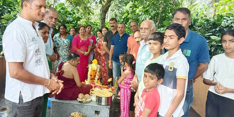 ನಾಪೋಕ್ಲು ಸಮೀಪದ ಹಳೆತಾಲೂಕಿನ ಶಿವಚಾಳಿಯಂಡ ಕುಟುಂಬದ ನಾಗನ ಸ್ಥಾನದಲ್ಲಿ ಸುಬ್ರಹ್ಮಣ್ಯ ಷಷ್ಠಿ ಪೂಜಾ ಕಾರ್ಯಕ್ರಮನ್ನು ವಿಧಿ ವಿಧಾನಗಳೊಂದಿಗೆ ಶ್ರದ್ಧಾ ಭಕ್ತಿಯಿಂದ ಆಚರಿಸಲಾಯಿತು