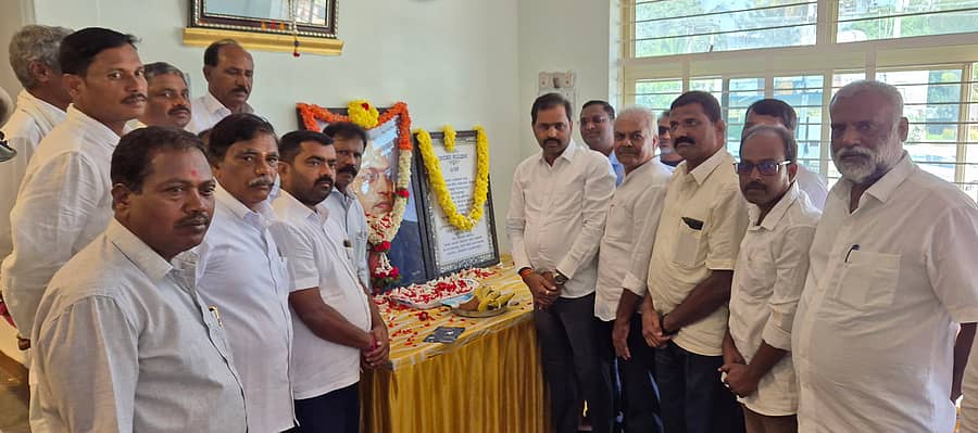 ಕೆ.ಆರ್.ನಗರ ವಾಲ್ಮೀಕಿ ಸಮುದಾಯ ಭವನದಲ್ಲಿ ಸಂವಿಧಾನ ದಿನಾಚರಣೆ ಪ್ರಯುಕ್ತ ಬುಧವಾರ ಡಾ.ಬಿ.ಆರ್.ಅಂಬೇಡ್ಕರ್ ಭಾವಚಿತ್ರ ಮತ್ತು ಭಾರತದ ಸಂವಿಧಾನ ಪೀಠಿಕೆಗೆ ಪುಷ್ಪಾರ್ಚನೆ ಸಲ್ಲಿಸಲಾಯಿತು. ಶಾಸಕ ಡಿ.ರವಿಶಂಕರ್, ತಹಶೀಲ್ದಾರ್ ಜಿ.ಸುರೇಂದ್ರಮೂರ್ತಿ, ಮುಖಂಡರು ಇದ್ದಾರೆ