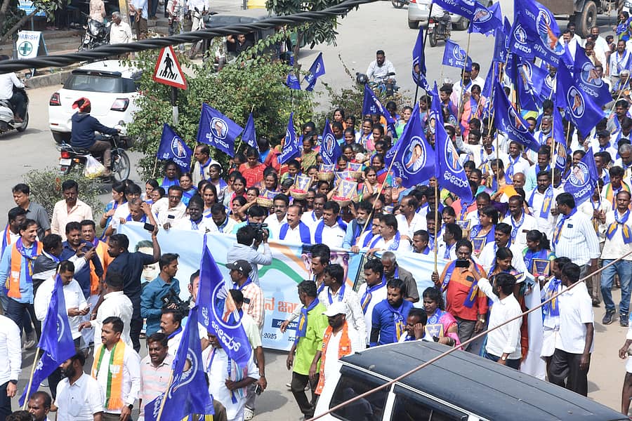 ಸಂವಿಧಾನ ಸಮರ್ಪಣಾ ದಿನ ಮತ್ತು ಭೀಮ ಸ್ಮರಣೆ ಅಂಗವಾಗಿ ಚಿಕ್ಕಬಳ್ಳಾಪುರದಲ್ಲಿ ಬಿಜೆಪಿಯಿಂದ ಮೆರವಣಿಗೆ ನಡೆಯಿತು