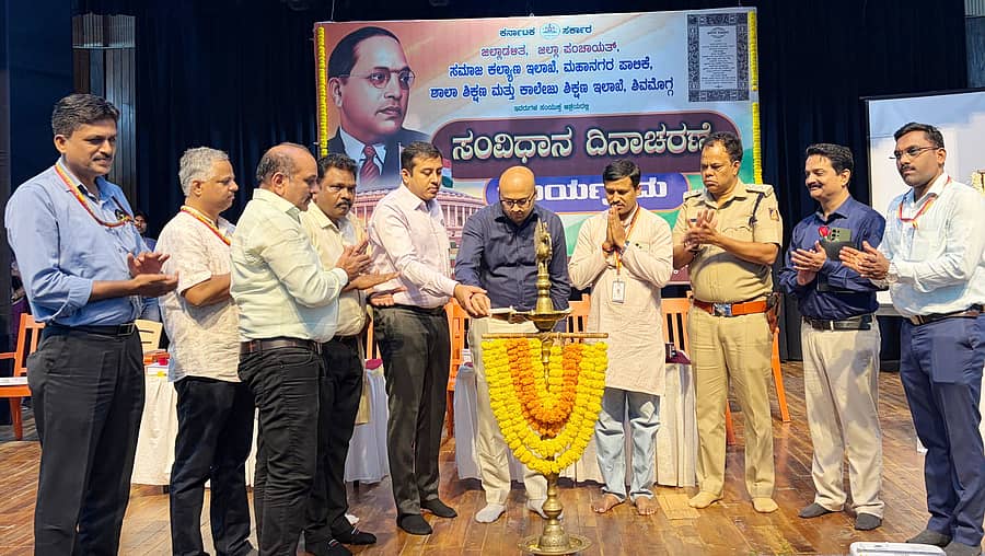 ಶಿವಮೊಗ್ಗದಲ್ಲಿ ಮಂಗಳವಾರ ಜಿಲ್ಲಾಡಳಿತದಿಂದ ನಡೆದ ಸಂವಿಧಾನ ದಿನಾಚರಣೆ ಕಾರ್ಯಕ್ರಮವನ್ನು ಜಿಲ್ಲಾಧಿಕಾರಿ ಗುರುದತ್ತ ಹೆಗಡೆ ಉದ್ಘಾಟಿಸಿದರು