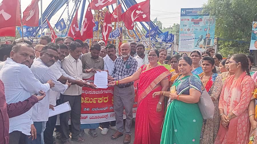 ರಾಯಚೂರಿನ ಟಿಪ್ಪು ಸುಲ್ತಾನ್‌ ಉದ್ಯಾನದಲ್ಲಿ ಸೆಂಟರ್ ಆಫ್ ಇಂಡಿಯನ್ ಟ್ರೇಡ್ ಯೂನಿಯನ್ಸ್ (ಸಿಐಟಿಯು) ಜಿಲ್ಲಾ ಘಟಕದ ಪದಾಧಿಕಾರಿಗಳು ಹಾಗೂ ಸದಸ್ಯರು ಪ್ರತಿಭಟನೆ ನಡೆಸಿದರು