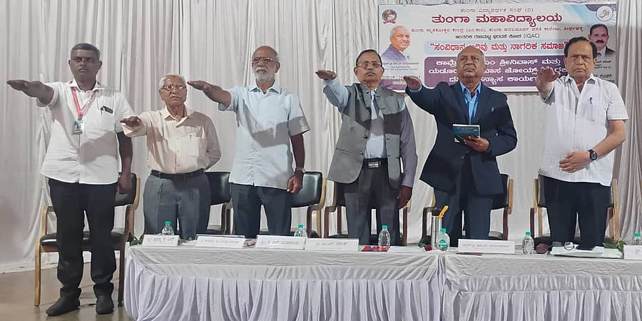 ತೀರ್ಥಹಳ್ಳಿಯ ತುಂಗಾ ಕಾಲೇಜಿನಲ್ಲಿ ಸಂವಿಧಾನದ ಪ್ರತಿಜ್ಞಾ ವಿಧಿ ಭೋಧಿಸುವ ಮೂಲಕ ಕಾರ್ಯಕ್ರಮಕ್ಕೆ ಚಾಲನೆ ನೀಡಿದರು.