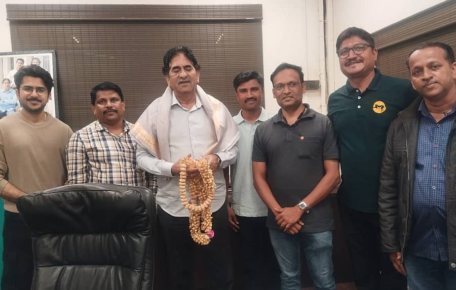 ಬೆಳಗಾವಿ ವೃತ್ತದಲ್ಲಿ ಖಾಲಿ ಇರುವ ಉಪ ವಲಯ ಅರಣ್ಯಾಧಿಕಾರಿಗಳ ಹುದ್ದೆಗಳಿಗೆ ಬಡ್ತಿ ನಿಯಮದಡಿ ಭರ್ತಿ ಮಾಡಿಕೊಳ್ಳಬೇಕು ಎಂದು ಆಗ್ರಹಿಸಿ, ಗಸ್ತು ಅರಣ್ಯ ಪಾಲಕರು ಹಾಗೂ ಅರಣ್ಯ ವೀಕ್ಷಕರ ಶಾಸಕ ಆಸಿಫ್ ಸೇಠ್ ಅವರ ಬಳಿ ಮನವಿ ಮಾಡಿಕೊಂಡರು