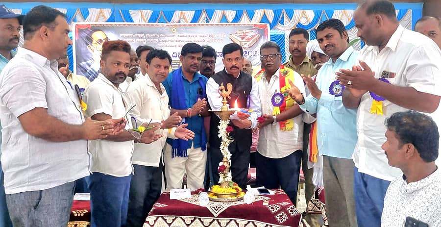 ಸವಣೂರು ಪಟ್ಟಣದ ಡಾ.ವಿ.ಕೃ ಗೋಕಾಕ ಸಾಂಸ್ಕೃತಿಕ ಭವನದಲ್ಲಿ ಬುಧವಾರ ಜರುಗಿದ ಸಂವಿಧಾನ ದಿನಾಚರಣೆ ಕಾರ್ಯಕ್ರಮವನ್ನು ತಹಶೀಲ್ದಾರ್‌ ರವಿಕುಮಾರ್ ಕೊರವರ ಉದ್ಘಾಟಿಸಿದರು