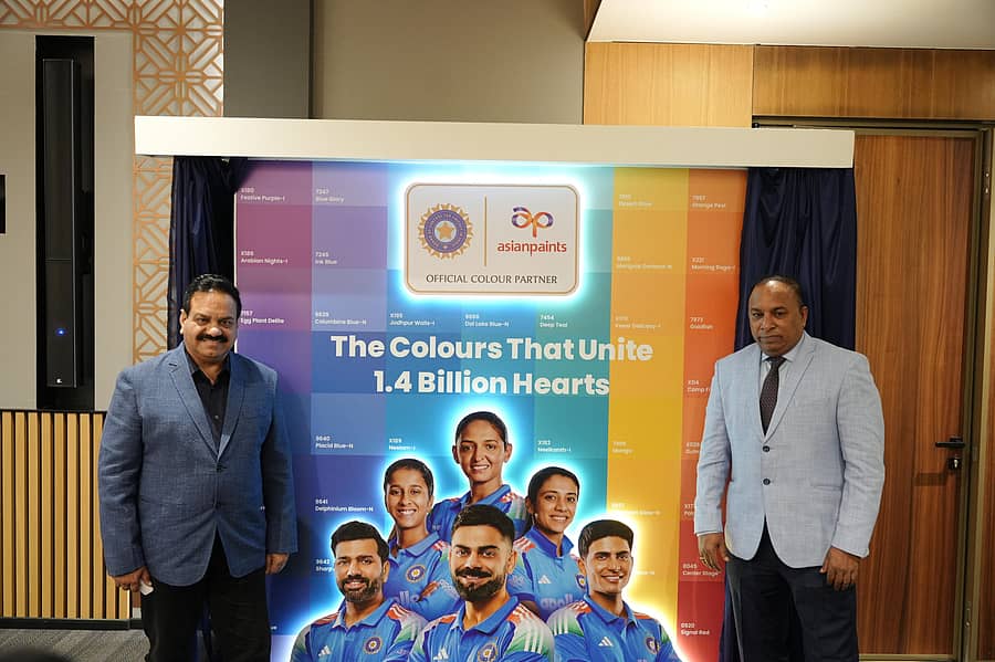 ಭಾರತ ಕ್ರಿಕೆಟ್ ನಿಯಂತ್ರಣ ಮಂಡಳಿಯ (ಬಿಸಿಸಿಐ) ಜೊತೆ ಏಷ್ಯನ್ ಪೇಂಟ್ಸ್ ‘ಭಾರತ ಕ್ರಿಕೆಟ್ನ ಅಧಿಕೃತ ಕಲರ್ ಪಾರ್ಟನರ್’ ಒಪ್ಪಂದ ಮಾಡಿಕೊಂಡಿದೆ. ಈ ವೇಳೆ ಏಷ್ಯನ್ ಪೇಂಟ್ಸ್ನ ವ್ಯವಸ್ಥಾಪಕ ನಿರ್ದೇಶಕ ಮತ್ತು ಸಿಇಒ ಅಮಿತ್ ಸಿಂಗ್ಲೆ ಮತ್ತು ಬಿಸಿಸಿಐ ವಕ್ತಾರ ದೇವಜಿತ್ ಇದ್ದರು