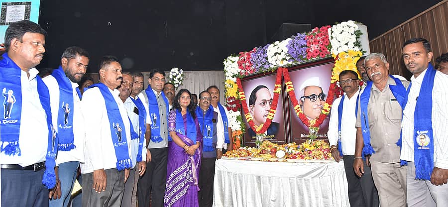 ತುಮಕೂರಿನಲ್ಲಿ ಬುಧವಾರ ಜಿಲ್ಲಾ ಆಡಳಿತದಿಂದ ಹಮ್ಮಿಕೊಂಡಿದ್ದ ಸಂವಿಧಾನ ದಿನಾಚರಣೆ ಕಾರ್ಯಕ್ರಮದಲ್ಲಿ ಬಿ.ಆರ್.ಅಂಬೇಡ್ಕರ್, ಬಾಬು ಜಗಜೀವನರಾಮ್ ಭಾವಚಿತ್ರಕ್ಕೆ ಪುಷ್ಪ ನಮನ ಸಲ್ಲಿಸಲಾಯಿತು. ಜಿಲ್ಲಾಧಿಕಾರಿ ಶುಭ ಕಲ್ಯಾಣ್, ಜಿ.ಪಂ ಸಿಇಒ ಜಿ.ಪ್ರಭು, ವಿವಿಧ ಸಂಘಟನೆಗಳ ಪ್ರಮುಖರು ಉಪಸ್ಥಿತರಿದ್ದರು