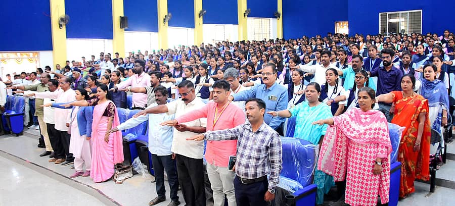 ಹಾವೇರಿಯ ಡಾ. ಬಿ.ಆರ್. ಅಂಬೇಡ್ಕರ್ ಭವನದಲ್ಲಿ ಬುಧವಾರ ಹಮ್ಮಿಕೊಂಡಿದ್ದ ‘ಸಂವಿಧಾನ ದಿನಾಚರಣೆ’ ಕಾರ್ಯಕ್ರಮದಲ್ಲಿ ಪಾಲ್ಗೊಂಡಿದ್ದ ಜನರು, ಭಾರತ ಸಂವಿಧಾನದ ಪೂರ್ವ ಪೀಠಿಕೆ ವಾಚಿಸಿ ಪ್ರತಿಜ್ಞೆ ಸ್ವೀಕರಿಸಿದರು