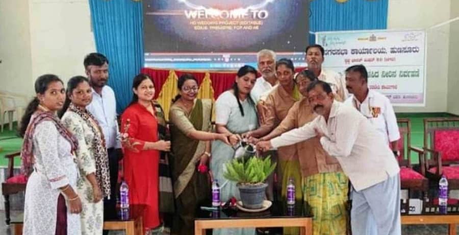 ಹುಣಸೂರು ನಗರದ ಅಂಬೇಡ್ಕರ್‌ ಭವನದಲ್ಲಿ ಪೌರಕಾರ್ಮಿಕರಿಗೆ ಹಮ್ಮಿಕೊಂಡಿದ್ದ ಕೌಶಲ ತರಬೇತಿ ಕಾರ್ಯಾಗಾರವನ್ನು ನಗರಸಭೆ ಆಯುಕ್ತೆ ಮಾನಸ ಮತ್ತು ಇತರರು ಉದ್ಘಾಟಿಸಿದರು 