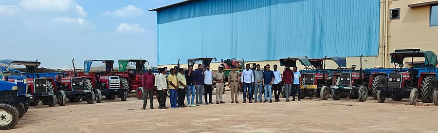 ಆರೋಪಿಯಿಂದ ಜಪ್ತಿ ಮಾಡಿಕೊಂಡಿರುವ ಟ್ರ್ಯಾಕ್ಟರ್‌ 
