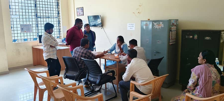 ಕೆಜಿಎಫ್ ತಾಲ್ಲೂಕು ಆಡಳಿತ ಸೌಧಕ್ಕೆ ಬುಧವಾರ ಭೇಟಿ ನೀಡಿದ ಲೋಕಾಯುಕ್ತ ಅಧಿಕಾರಿಗಳು ಉಪ ತಹಶೀಲ್ದಾರ್ ಜನಾರ್ಧನ ಸಿಂಗ್ ಅವರ ವಿಚಾರಣೆ ನಡೆಸಿದರು