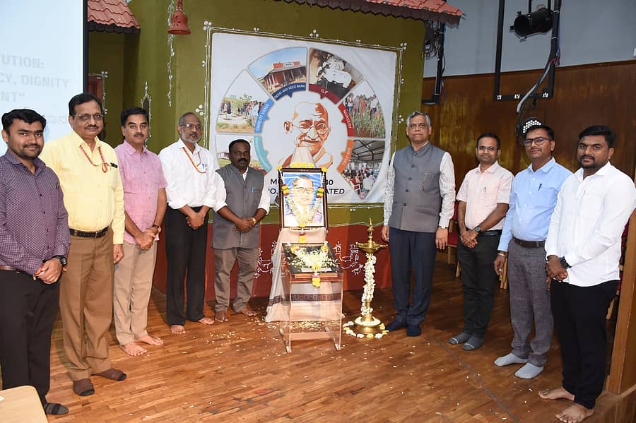 ಗದುಗಿನ ಮಹಾತ್ಮಗಾಂಧಿ ಗ್ರಾಮೀಣಾಭಿವೃದ್ಧಿ ಮತ್ತು ಪಂಚಾಯತ್‌ರಾಜ್‌ ವಿಶ್ವವಿದ್ಯಾಲಯದಲ್ಲಿ ಬುಧವಾರ ಸಂವಿಧಾನ ದಿನ ಆಚರಿಸಲಾಯಿತು