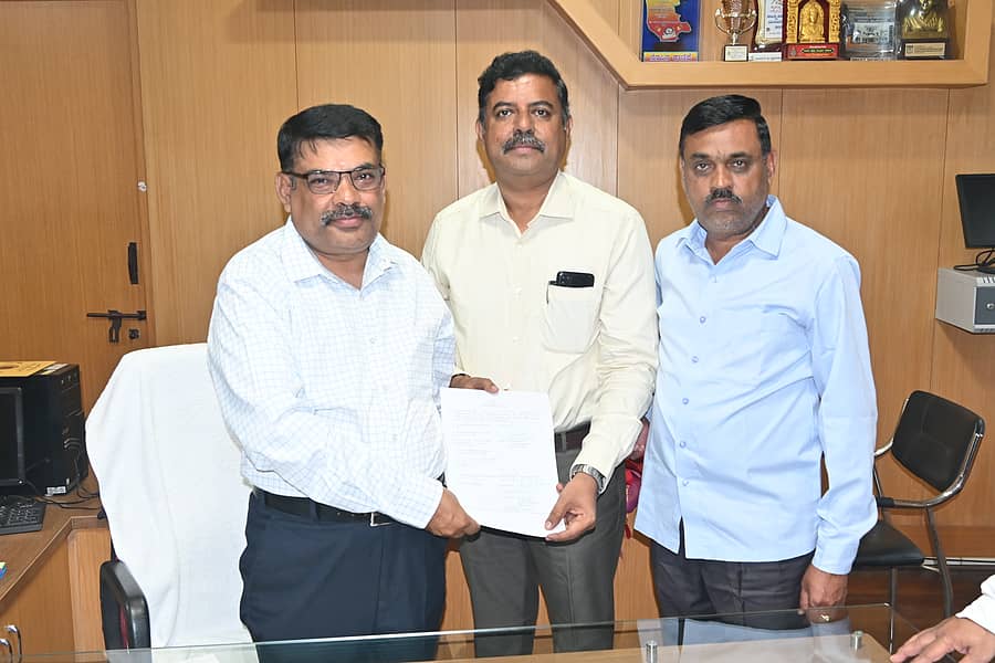 ವಿಜಯನಗರ ಶ್ರೀ ಕೃಷ್ಣದೇವರಾಯ ವಿಶ್ವವಿದ್ಯಾಲಯದ ಹಂಗಾಮಿ ಕುಲಸಚಿವರಾಗಿ ನಿರ್ವಹಣಾಶಾಸ್ತ್ರ ವಿಭಾಗದ ಪ್ರಾಧ್ಯಾಪಕರಾದ ಜಿ. ಪಿ. ದಿನೇಶ್ (ಮಧ್ಯದಲ್ಲಿರುವವರು) ಮಂಗಳವಾರ ಅಧಿಕಾರ ಸ್ವೀಕರಿಸಿದರು. ಹಿಂದಿನ ಕುಲಸಚಿವ ನಾಗರಾಜ್‌ ಅಧಿಕಾರ ಹಸ್ತಾಂತರ ಮಾಡಿದರು. ಕುಲಸಚಿವ (ಮೌಲ್ಯಮಾಪನ) ಪ್ರೊ.ಎನ್.ಎಂ.ಸಾಲಿ ಇದ್ದರು. 