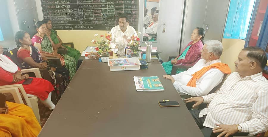 ಉಪ್ಪಿನಬೆಟಗೇರಿ ಸಮೀಪದ ಹನುಮನಕೊಪ್ಪ ಸರ್ಕಾರಿ ಹಿರಿಯ ಪ್ರಾಥಮಿಕ ಶಾಲೆಗೆ ಮಂಗಳವಾರ ಧಾರವಾಡ ಗ್ರಾಮೀಣ ಬಿಇಒ ರಾಮಕೃಷ್ಣ ಸದಲಗಿ ಭೇಟಿ ನೀಡಿ, ಸಭೆ ನಡೆಸಿದರು