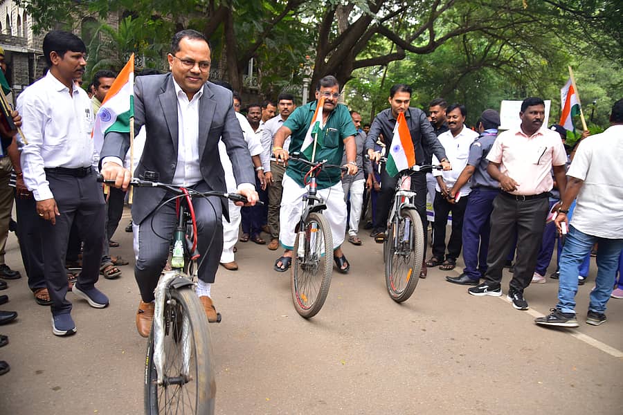 ಬಳ್ಳಾರಿ ಜಿಲ್ಲಾಧಿಕಾರಿ ನಾಗೇಂದ್ರ ಪ್ರಸಾದ್‌ ಕೆ, ಪಾಲಿಕೆ ಮೇಯರ್‌ ಗಾದೆಪ್ಪ, ಜಿಲ್ಲಾ ಪಂಚಾಯಿತಿ ಸಿಇಒ ಮೊಹಮದ್‌ ಹ್ಯಾರಿಸ್‌ ಸುಮೇರ್‌ ಸೈಕಲ್‌ ಸವಾರಿ ಮಾಡುವ ಮೂಲಕ ಸಂವಿಧಾನ ದಿನಾಚರಣೆಯ ಸೈಕಲ್‌ ಜಾಥಾಕ್ಕೆ ಚಾಲನೆ ನೀಡಿದರು.  ಹಿಂದುಳಿದ ವರ್ಗಗಳ ಕಲ್ಯಾಣಾಧಿಕಾರಿ ಜಲಾಲಪ್ಪ ಮತ್ತಿತತರು ಇದ್ದರು. 