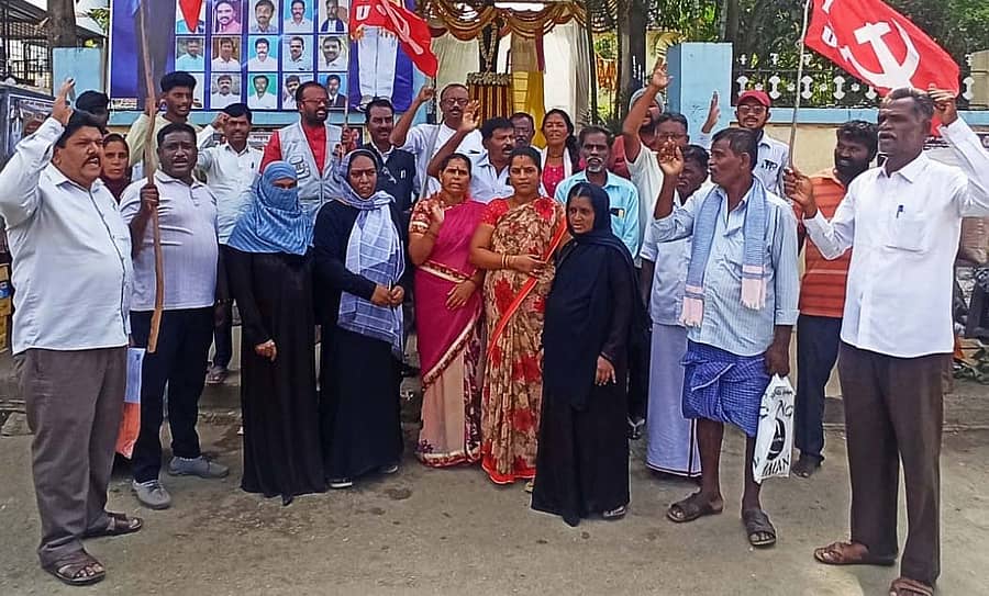 ಬಾಗೇಪಲ್ಲಿಯಲ್ಲಿ ಸಿಐಟಿಯು ನೇತೃತ್ವದಲ್ಲಿ ಮುಖಂಡರು ಕಾರ್ಮಿಕರ ಸಂಹಿತೆಗಳ ಜಾರಿ ಖಂಡಿಸಿ ಪ್ರತಿಭಟನೆ ಮಾಡಿದರು