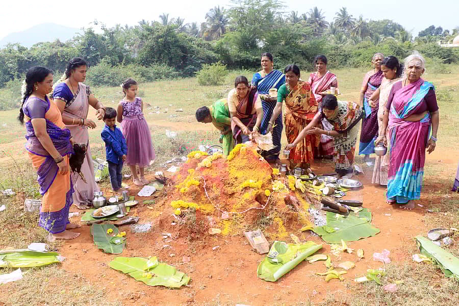 ಷಷ್ಠಿ ದಿನವಾದ ಬುಧವಾರ ಸಾರ್ವಜನಿಕರು ಬೆಳಿಗ್ಗೆ ಹುತ್ತಕ್ಕೆ ಪೂಜೆ ಸಲ್ಲಿಸಿ ಕೋಳಿ ಬಲಿ ಕೊಟ್ಟು ಷಷ್ಠಿ ಆಚರಿಸಿದರು