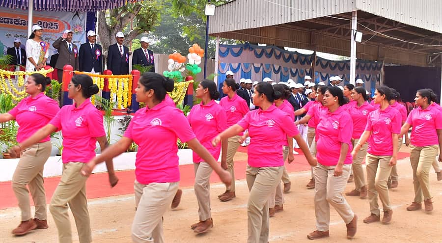 ಮಂಡ್ಯ ನಗರದ ಜಿಲ್ಲಾ ಪೊಲೀಸ್ ಕವಾಯತು ಮೈದಾನದಲ್ಲಿ ಬುಧವಾರ ಆಯೋಜಿಸಿದ್ದ ಪೊಲೀಸ್‌ ವಾರ್ಷಿಕ ಕ್ರೀಡಾಕೂಟ ಸಮಾರಂಭದಲ್ಲಿ ಮಹಿಳಾ ಪೊಲೀಸ್‌ ಸಿಬ್ಬಂದಿ ಪಥಸಂಚಲನ ನಡೆಸಿ, ಗಣ್ಯರಿಗೆ ಗೌರವ ವಂದನೆ ಸಲ್ಲಿಸಿದರು 
