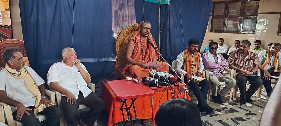 ಶಿವಮೊಗ್ಗದಲ್ಲಿ ಮಂಗಳವಾರ ಸ್ವರ್ಣವಲ್ಲೀ ಮಠದ ಜಗದ್ಗುರು ಗಂಗಾಧರೇಂದ್ರ ಸರಸ್ವತಿ ಸ್ವಾಮೀಜಿ ಪತ್ರಿಕಾಗೋಷ್ಠಿಯಲ್ಲಿ ಮಾತನಾಡಿದರು