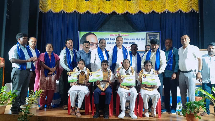 ಗೌರಿಬಿದನೂರಿನಲ್ಲಿ ನಡೆದ ಸಂವಿಧಾನ ಸಮರ್ಪಣಾ ದಿನಾಚರಣೆಯಲ್ಲಿ ಸ್ಪರ್ಧೆಗಳಲ್ಲಿ ವಿಜೇತ ವಿದ್ಯಾರ್ಥಿಗಳನ್ನು ಸನ್ಮಾನ ಮಾಡಲಾಯಿತು