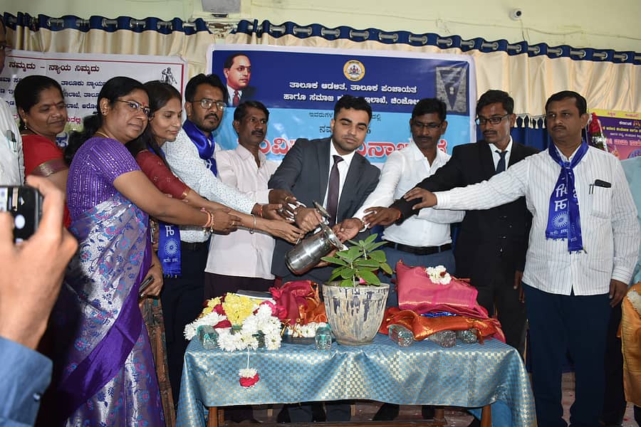 ಚಿಂಚೋಳಿಯ ಸರ್ಕಾರಿ ಪ್ರಥಮ ದರ್ಜೆ ಮಹಾವಿದ್ಯಾಲಯದಲ್ಲಿ ಬುಧವಾರ ನಡೆದ ಸಂವಿಧಾನ ದಿನಾಚರಣೆಯನ್ನು ನ್ಯಾಯಾಧೀಶ ದತ್ತಕುಮಾರ ಜವಳಕರ್ ಸಸಿಗೆ ನೀರುಣಿಸಿ ಉದ್ಘಾಟಿಸಿದರು