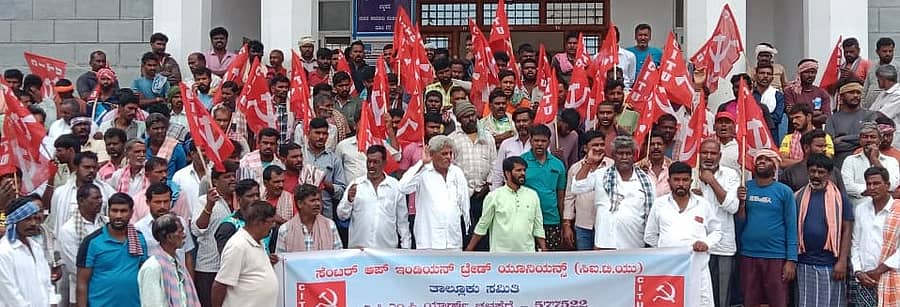ಚಳ್ಳಕೆರೆಯಲ್ಲಿ ಕಾರ್ಮಿಕ ಸಂಹಿತೆಗಳ ಅಧಿಸೂಚನೆ ವಿರೋಧಿಸಿ ಸಿಐಟಿಯು ತಾಲ್ಲೂಕು ಘಟಕದ ಕಾರ್ಯಕರ್ತರು ಕೇಂದ್ರ ಸರ್ಕಾರದ ವಿರುದ್ಧ ಬುಧವಾರ ಪ್ರತಿಭಟನೆ ನಡೆಸಿದರು