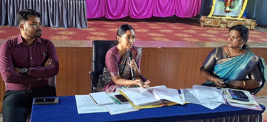 ಅಂಕೋಲಾದ ಸತ್ಯಾಗ್ರಹ ಸ್ಮಾರಕ ಸಭಅಭವನದಲ್ಲಿ ನಡೆದ ಸಭೆಯಲ್ಲಿ ಜಿಲ್ಲಾಧಿಕಾರಿ ಕೆ.ಲಕ್ಷ್ಮಿಪ್ರಿಯಾ ಮಾತನಾಡಿದರು