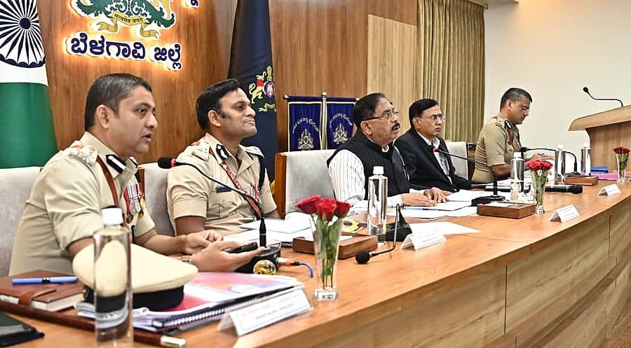 ಬೆಳಗಾವಿಯಲ್ಲಿ ಬುಧವಾರ ಗೃಹ ಸಚಿವ ಡಾ.ಜಿ. ಪರಮೇಶ್ವರ ಅವರು ಪೊಲೀಸ್‌ ಅಧಿಕಾರಿಗಳ ಸಭೆ ನಡೆಸಿದರು