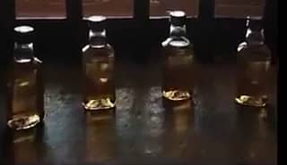 ಬಾಟಲಿಯಲ್ಲಿ ತುಂಬಿರುವ ಮದ್ಯ 