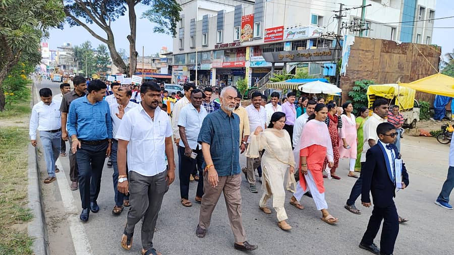 ಅರಕಲಗೂಡಿನಲ್ಲಿ ಬುಧವಾರ ಸಂವಿಧಾನ ದಿನಾಚರಣೆ ಪ್ರಯುಕ್ತ ನಡೆದ ಮೆರವಣಿಗೆಯಲ್ಲಿ ಶಾಸಕ ಎ. ಮಂಜು ಕೆ.ಸಿ. ಸೌಮ್ಯ, ಕೆ.ಪಿ.ನಾರಾಯಣ್, ರವಿಕುಮಾರ್ ಭಾಗವಹಿಸಿದ್ದರು