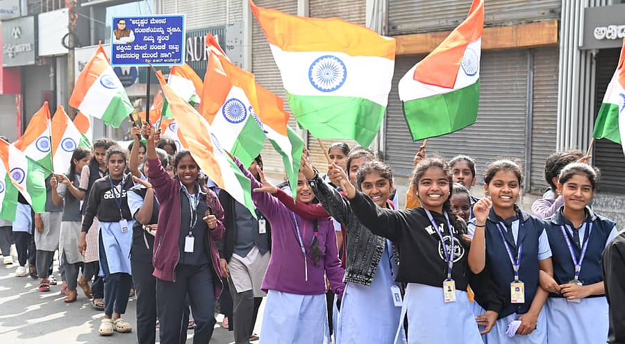 ಮೈಸೂರಿನ ಪುರಭವನದಿಂದ ಕಲಾಮಂದಿರದವರೆಗೆ ಬುಧವಾರ ನಡೆದ ಸಂವಿಧಾನ ಜಾಗೃತಿ ಜಾಥಾದಲ್ಲಿ ವಿದ್ಯಾರ್ಥಿಗಳು ಹೆಜ್ಜೆ ಹಾಕಿದರು