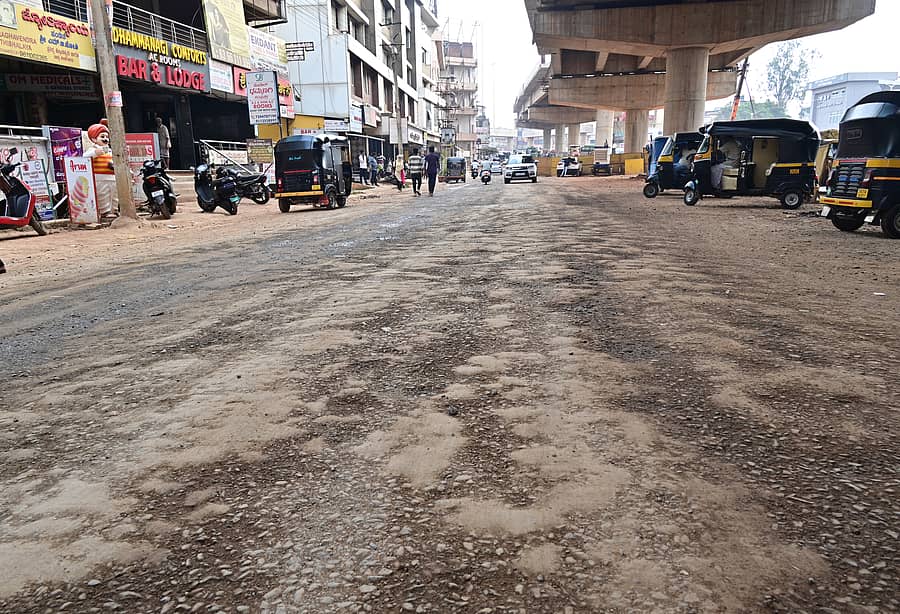 ಹುಬ್ಬಳ್ಳಿಯ ಬಸವವನ ಬಳಿಯ ಮೇಲ್ಸೇತುವೆ ಕೆಳಭಾಗದ ರಸ್ತೆ ಸಂಪೂರ್ಣ ಹಾಳಾಗಿರುವುದು
ಪ್ರಜಾವಾಣಿ ಚಿತ್ರ: ಗೋವಿಂದರಾಜ ಜವಳಿ