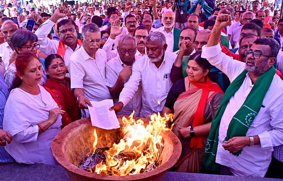 ಜನಸಾಮಾನ್ಯರು ಎದುರಿಸುತ್ತಿರುವ 15 ಸಮಸ್ಯೆಗಳಿಗೆ ಪರಿಹಾರ ಕಲ್ಪಿಸುವಂತೆ ಆಗ್ರಹಿಸಿ ‘ಸಂಯುಕ್ತ ಹೋರಾಟ– ಕರ್ನಾಟಕ’ ಸಮಿತಿ ಸದಸ್ಯರು ಬೆಂಗಳೂರಿನ ಸ್ವಾತಂತ್ರ್ಯಉದ್ಯಾನದಲ್ಲಿ ಬುಧವಾರ ಪ್ರತಿಭಟನೆ ನಡೆಸಿ, ಕಾರ್ಮಿಕ–ರೈತ ವಿರೋಧಿ ಕಾಯ್ದೆಗಳಿಗೆ ಸಂಬಂಧಿಸಿದ ಪ್ರತಿಗಳನ್ನು ಸುಟ್ಟು ಹಾಕಿದರು – ಪ್ರಜಾವಾಣಿ ಚಿತ್ರ