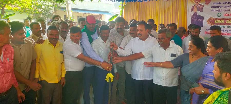 ಮದ್ದೂರು ತಾಲ್ಲೂಕಿನ ಕೌಡ್ಲೆ ಗ್ರಾಮದಲ್ಲಿ ಬುಧವಾರ ನೂತನ ಪಶು ಆಸ್ಪತ್ರೆಯ ನೂತನ ಕಟ್ಟಡಕ್ಕೆ ಶಿಲಾನ್ಯಾಸವನ್ನು ಜಿಲ್ಲಾ ಉಸ್ತುವಾರಿ ಸಚಿವ ಎನ್. ಚಲುವರಾಯಸ್ವಾಮಿ ನೆರವೇರಿಸಿದರು 