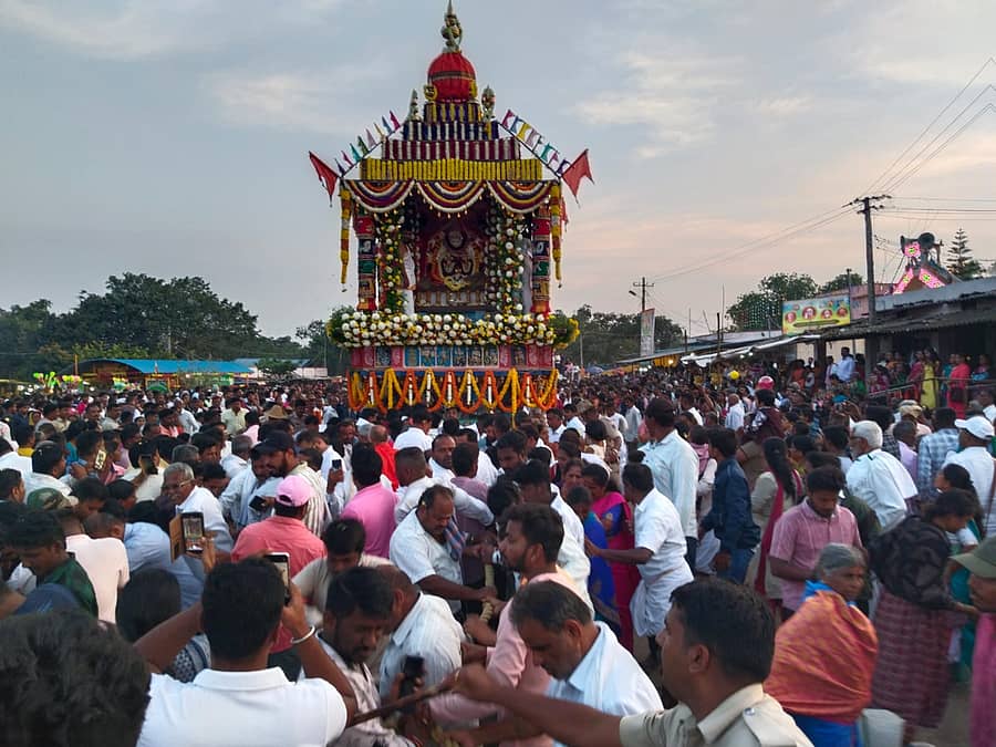 ಚನ್ನರಾಯಪಟ್ಟಣ ತಾಲ್ಲೂಕು ಕುಂದೂರು ಆದಿಚುಂಚನಗಿರಿ ಮಠದಲ್ಲಿ ಸುಬ್ರಹ್ಮಣ್ಯೇಶ್ವರ ಸ್ವಾಮಿಯ ರಥೋತ್ಸವ ಸಾವಿರಾರು ಭಕ್ತರ ಸಮ್ಮುಖದಲ್ಲಿ ಬುಧವಾರ ಜರುಗಿತು
