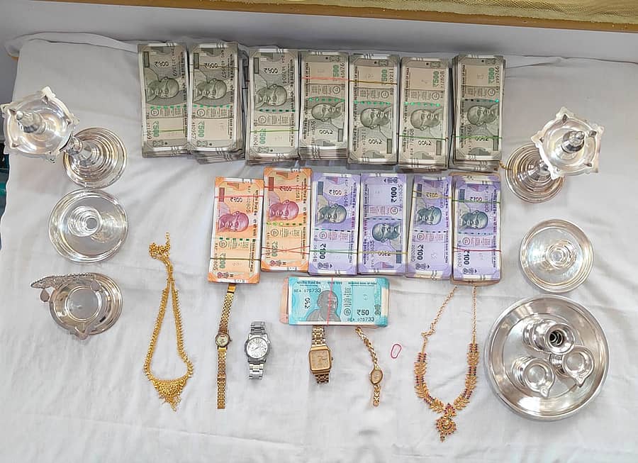 ಹಾವೇರಿ ನಗರಾಭಿವೃದ್ಧಿ ಕೋಶದ ಕಾರ್ಯಪಾಲಕ ಎಂಜಿನಿಯರ್ ಶೇಖಪ್ಪ ಮತ್ತೀಕಟ್ಟಿ ಮನೆಯಲ್ಲಿ ಜಪ್ತಿ ಮಾಡಲಾದ ನಗದು, ಚಿನ್ನಾಭರಣ