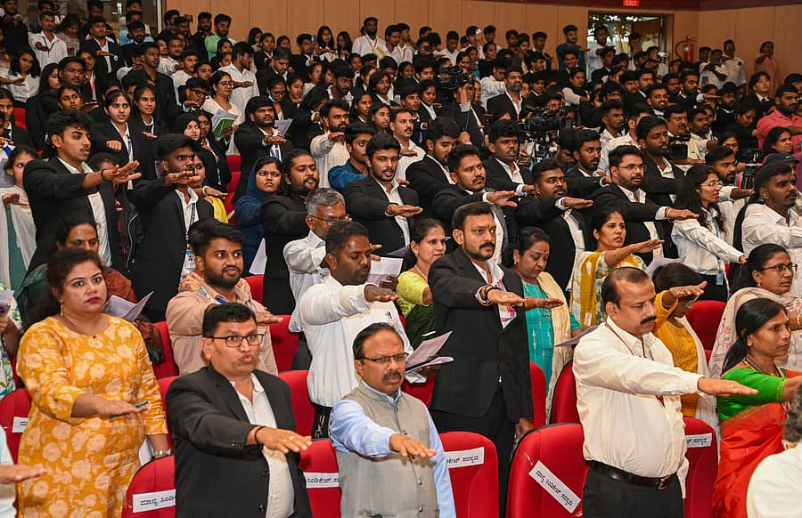 ಸಂವಿಧಾನ ಸೈನಿಕರ ಸಮಾವೇಶದಲ್ಲಿ ಪ್ರಾಧ್ಯಾಪಕರು ಹಾಗೂ ವಿದ್ಯಾರ್ಥಿಗಳು ಸಂವಿಧಾನ ಪೀಠಿಕೆ ವಾಚಿಸಿ ಪ್ರತಿಜ್ಞಾ ವಿಧಿ ಸ್ವೀಕರಿಸಿದರು
ಪ್ರಜಾವಾಣಿ ಚಿತ್ರ