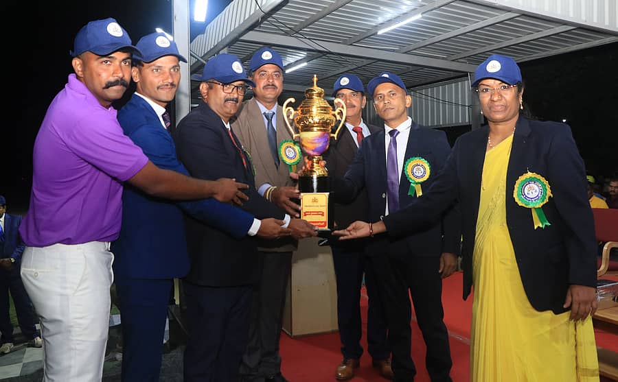 ಚಾಮರಾಜನಗರದ ಡಿಎಆರ್ ಕೇಂದ್ರ ಸ್ಥಾನದ ಜಿಲ್ಲಾ ಪೊಲೀಸ್ ಕವಾಯತು ಮೈದಾನದಲ್ಲಿ ಬುಧವಾರ ಮುಕ್ತಾಯಗೊಂಡ ಜಿಲ್ಲಾ ಪೊಲೀಸ್ ವಾರ್ಷಿಕ ಕ್ರೀಡಾಕೂಟದಲ್ಲಿ ಡಿಎಆರ್‌ ತಂಡ ಚಾಂಪಿಯನ್‌ಶಿಪ್‌ ಪ್ರಶಸ್ತಿ ಪಡೆಯಿತು