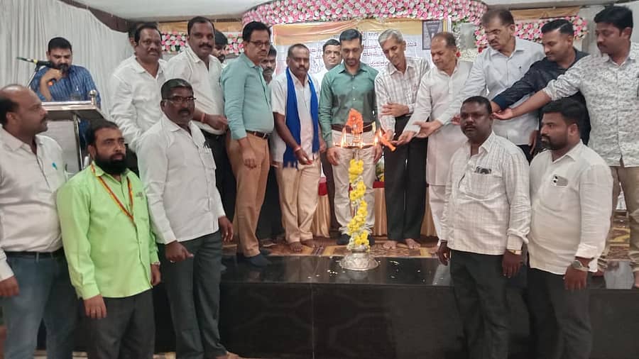 ಜಗಳೂರಿಲ್ಲಿ ಬುಧವಾರ ಹಮ್ಮಿಕೊಂಡಿದ್ದ ಸಂವಿಧಾನ ದಿನಾಚರಣೆ ಕಾರ್ಯಕ್ರಮದಲ್ಲಿ ತಹಶೀಲ್ದಾರ್ ಕಲೀಂ ಉಲ್ಲಾ, ಇಒ ಕೆಂಚಪ್ಪ ಮುಂತಾದವರು ಭಾಗವಹಿಸಿದ್ದರು