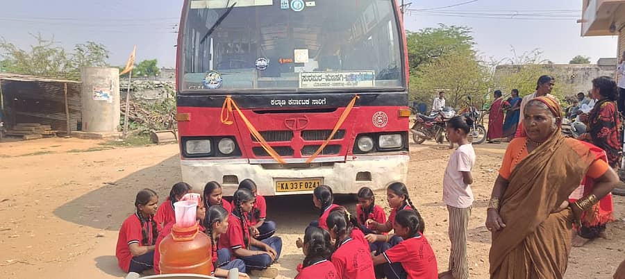 ಸುರಪುರ ತಾಲ್ಲೂಕಿನ ಚಿಕ್ಕನಳ್ಳಿ ಗ್ರಾಮದಲ್ಲಿ ಸರಿಯಾದ ಸಮಯಕ್ಕೆ ಬಸ್ ಸೌಕರ್ಯ ಕಲ್ಪಿಸುವಂತೆ ವಿದ್ಯಾರ್ಥಿಗಳು ಬುಧವಾರ ಬಸ್ ತಡೆದು ಪ್ರತಿಭಟನೆ ನಡೆಸಿದರು