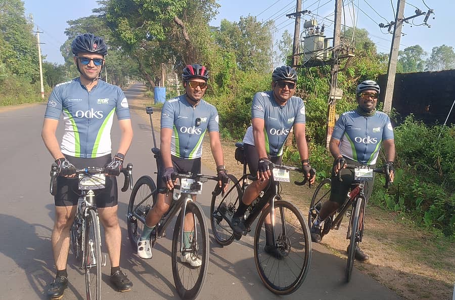 ಟೂರ್ ಆಫ್ ಕರ್ನಾಟಕ ಸಂಸ್ಥೆಯ ಸದಸ್ಯರು ಸೈಕಲ್ ಪ್ರವಾಸ ನಡೆಸುತ್ತಿರುವುದು