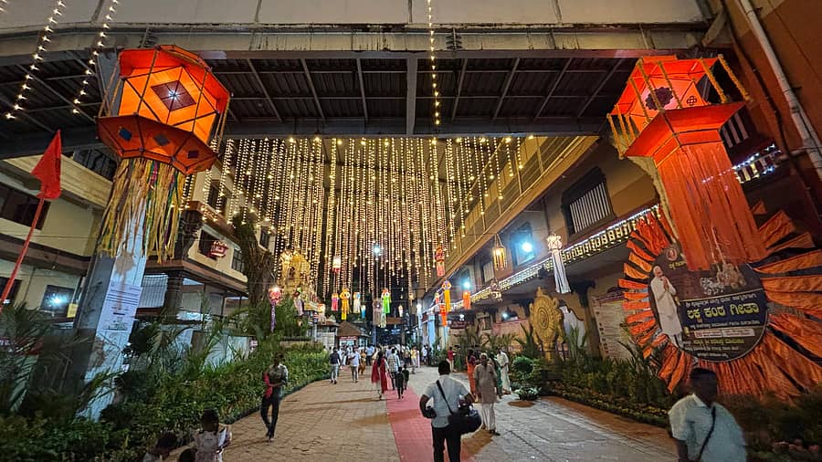ಉಡುಪಿಯ ಕೃಷ್ಣಮಠದ ಪರಿಸರವನ್ನು ವಿದ್ಯುತ್ ದೀಪಗಳಿಂದ ಅಲಂಕರಿಸಲಾಗಿದೆ