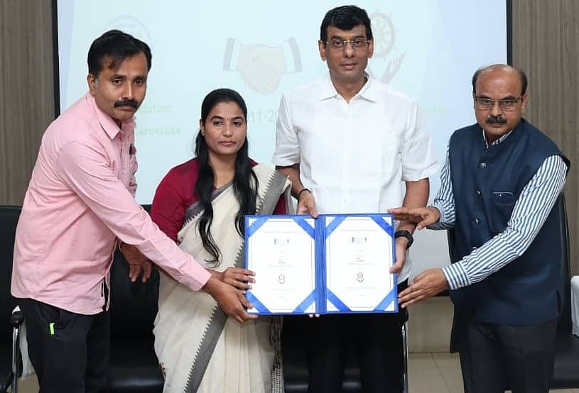 ವಿಜಯಪುರ ಬಿ.ಎಲ್.ಡಿ.ಇ ಸಂಸ್ಥೆ ಪ್ರಧಾನ ಕಾರ್ಯದರ್ಶಿ ಸುನೀಲಗೌಡ ಪಾಟೀಲ ಹಾಗೂ ಬೆಂಗಳೂರಿನ ಸಾಧನಾ ಕೋಚಿಂಗ್ ಸೆಂಟರ್ ನಿರ್ದೇಶಕಿ ಜ್ಯೋತಿ ಅವರು ವಿಜಯಪುರದಲ್ಲಿ ತರಬೇತಿ ಸಂಸ್ಥೆ ಆರಂಭಿಸುವ ಒಡಂಬಡಿಕೆ ಪತ್ರವನ್ನು ಬುಧವಾರ ಪರಸ್ಪರ ವಿನಿಮಯ ಮಾಡಿಕೊಂಡರು