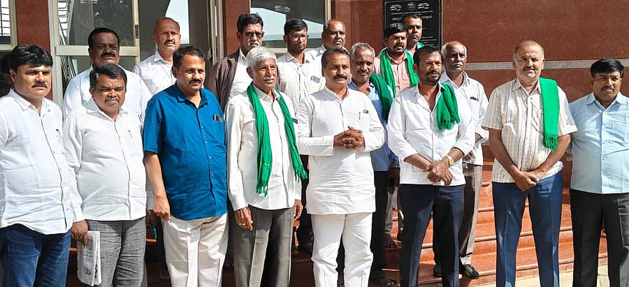 ದೇವನಹಳ್ಳಿ ಪ್ರವಾಸಿ ಮಂದಿರದಲ್ಲಿ ನಡೆದ ಸುದ್ದಿಗೋಷ್ಠಿಯಲ್ಲಿ ಶಾಶ್ವತ ನೀರಾವರಿ ಹೋರಾಟ ಸಮಿತಿ ಅಧ್ಯಕ್ಷ ಆಂಜನೇಯ ರೆಡ್ಡಿ. ಆರ್ ಮಾತನಾಡಿದರು