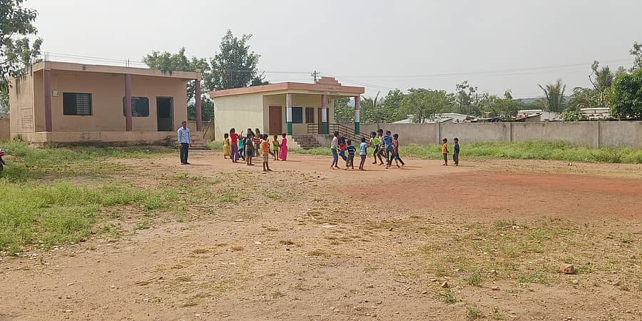 ಬಾದಾಮಿ ಸಮೀಪದ ನೆಲವಗಿ ಗ್ರಾಮದ ಆಸರೆ ಬಡಾವಣೆಯ ಶಾಲೆಯ ಮೈದಾನವನ್ನು ಸ್ವಚ್ಛಮಾಡಿದ್ದರಲ್ಲಿ ಮಕ್ಕಳ ಸಂಭ್ರಮ