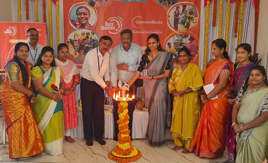 ರಾಯಚೂರಿನ ಮಹಿಳಾ ಮತ್ತು ಮಕ್ಕಳ ಅಭಿವೃದ್ಧಿ ಇಲಾಖೆಯ ಕಚೇರಿ ಸಭಾಂಗಣದಲ್ಲಿ ನಡೆದ ಬಜ್‌ ಗೆಳತಿ ಸಮಾಗಮ ಕಾರ್ಯಕ್ರಮದಲ್ಲಿ ಕ್ರೆಡಿಟ್ ಎಕ್ಸೆಸ್ ಇಂಡಿಯಾ ಫೌಂಡೇಶನ್‌ ಪ್ರಧಾನ ನಿರ್ವಹಣಾ ಅಧಿಕಾರಿ ಸತೀಶ್ ರಾವ್, ಶರಣಪ್ಪ ಹಾಗೂ ಬಜ್ ಸಂಸ್ಥೆಯ ಸಿಇಒ ಉತ್ತರ ನಾರಾಯಣ ದೀಪ ಬೆಳಗಿಸಿದರು