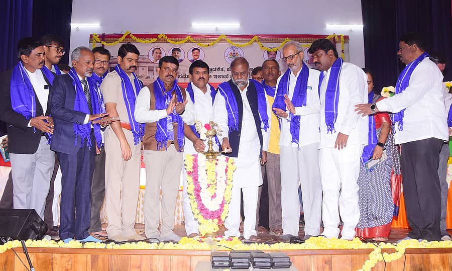 ಚಿತ್ರದುರ್ಗದ ಲಿಡ್ಕರ್ ಭವನದ ಶಿವಶರಣ ಮಾದಾರ ಚನ್ನಯ್ಯ ಸಭಾಭವನದಲ್ಲಿ ಆಯೋಜಿಸಿದ್ದ ಸಂವಿಧಾನ ದಿನಾಚರಣೆ ಕಾರ್ಯಕ್ರಮವನ್ನು ಮಾಜಿ ಸಚಿವ ಎಚ್. ಆಂಜನೇಯ ಉದ್ಘಾಟಿಸಿದರು