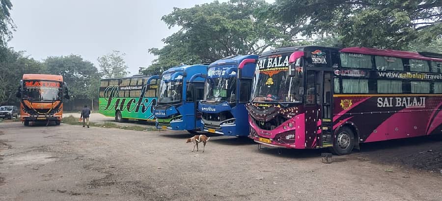 ನಿಯಮ ಉಲ್ಲಂಘಿಸಿದ ಖಾಸಗಿ ಬಸ್‌ಗಳನ್ನು ವಶಕ್ಕೆ ಪಡೆದು ಕೋಲಾರದ ಆರ್‌ಟಿಓ ಕಚೇರಿಗೆ ತಂದು ನಿಲ್ಲಿಸಲಾಯಿತು